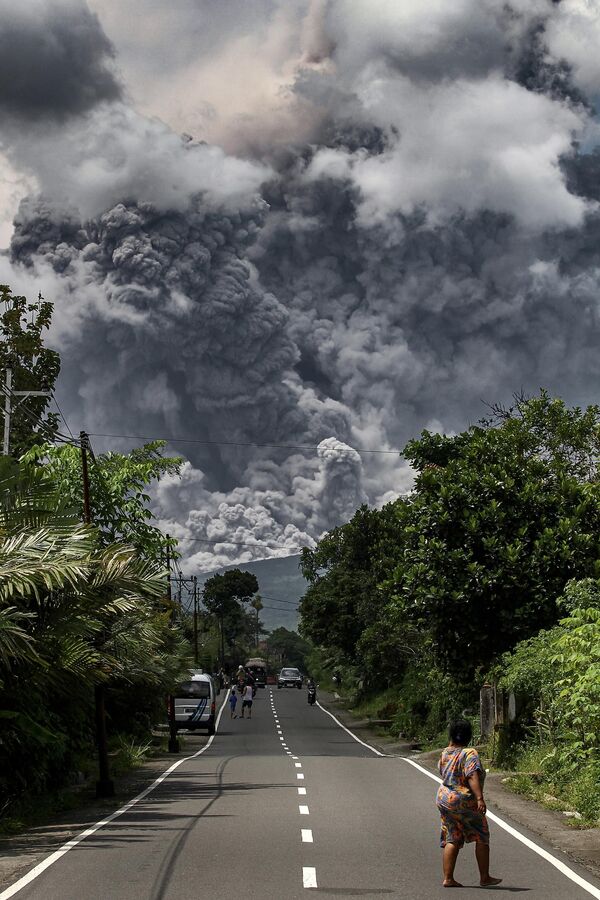 دود غلیظی هنگام فوران کوه مراپی، فعال ترین آتشفشان اندونزیا، از روستای تونگگولاروم در سلمان در 11 مارچ 2023 بلند می شود. (عکس از دیوی رحمان خبرنگار خبرگزاری فرانسه) - اسپوتنیک افغانستان  