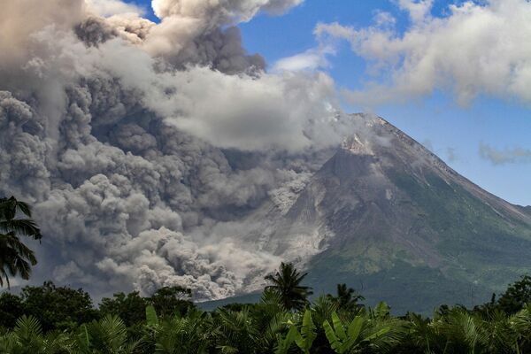 دود غلیظی هنگام فوران کوه مراپی، فعال ترین آتشفشان اندونزیا، از روستای تونگگولاروم در سلمان در 11 مارچ 2023 بلند می شود. (عکس از دیوی رحمان خبرنگار خبرگزاری فرانسه) - اسپوتنیک افغانستان  