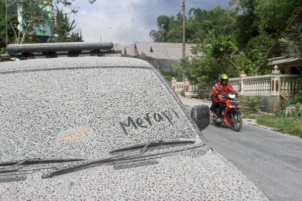 این نگاره موتری را نشان می دهد که پس از فوران کوه مراپی، فعال ترین آتشفشان اندونزیا، در روستای دوکون، ماگلانگ در 11 مارچ 2023، با خاکستر پوشیده شده است. (عکس از دیوی رحمان خبرنگار خبرگزاری فرانسه) - اسپوتنیک افغانستان  