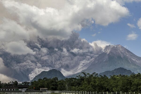 کوه مراپی مواد آتشفشانی را در جریان فورانی در سلمان اندونزیا، شنبه، 11 مارچ 2023 منتشر می کند. (نگاره از خبرنگار خبرگزاری فرانسه سلامت ریادی) - اسپوتنیک افغانستان  