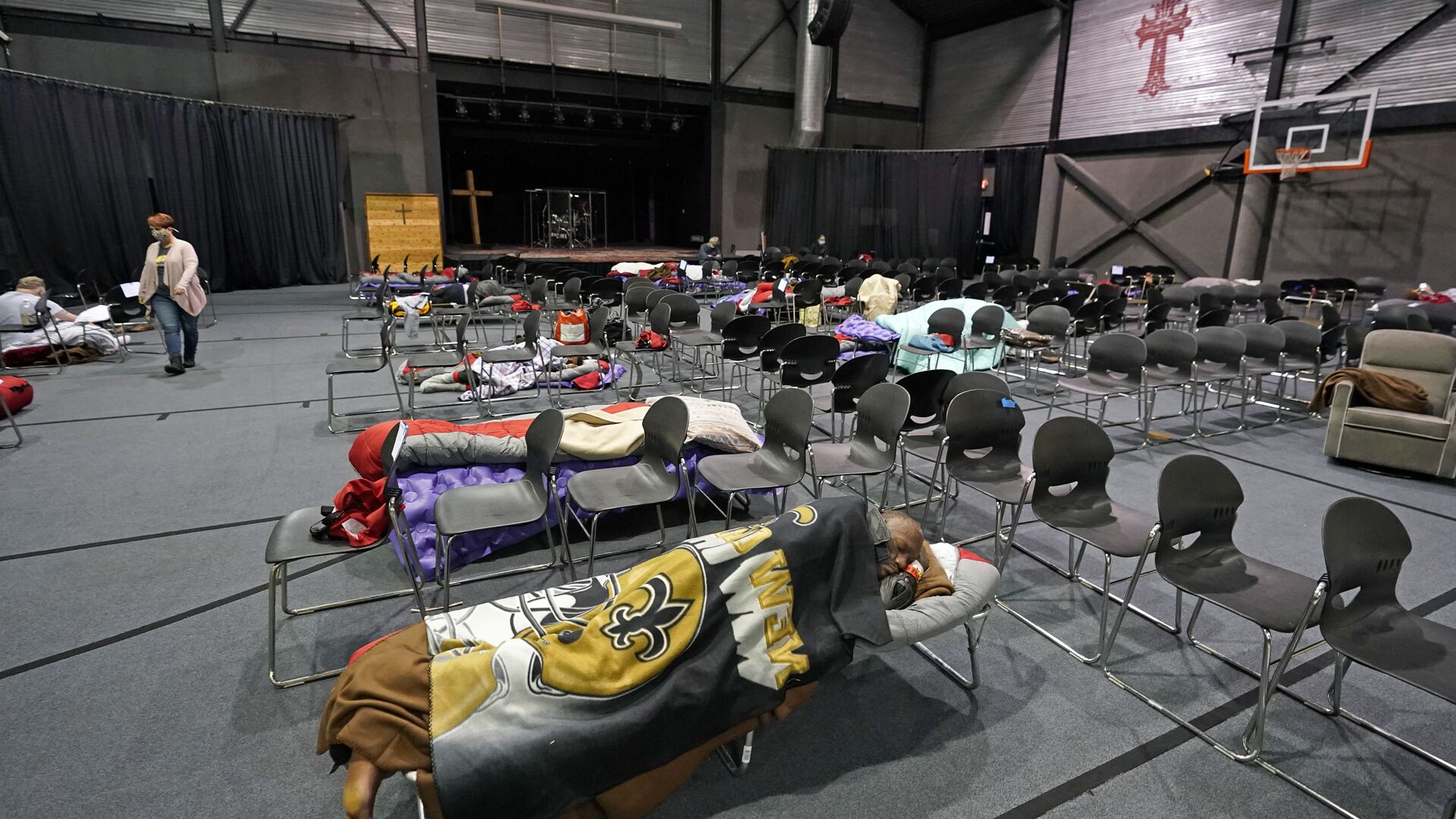 Бездомные отдыхают в центре обогрева в Хьюстоне, штат Техас, США - اسپوتنیک افغانستان  , 1920, 13.03.2023