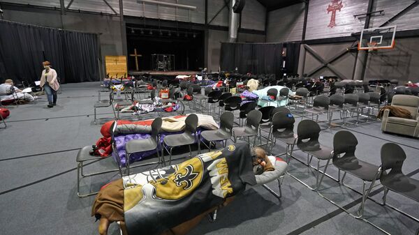 Бездомные отдыхают в центре обогрева в Хьюстоне, штат Техас, США - اسپوتنیک افغانستان  