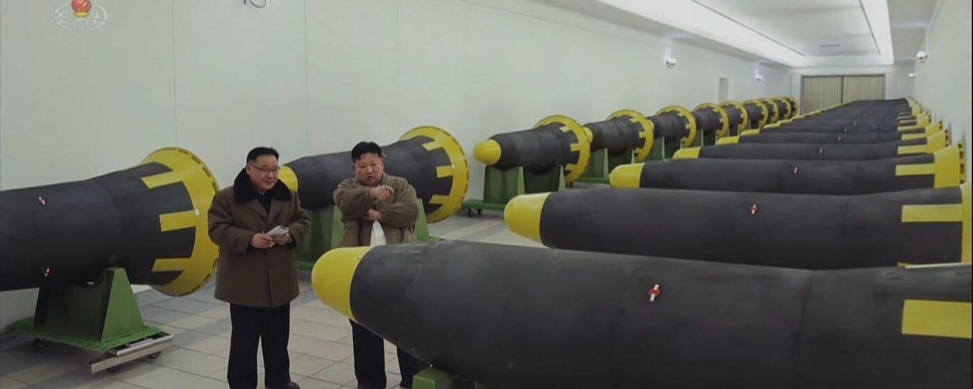 Лидер КНДР Ким Чен Ын и высокопоставленный военный чиновник Ким Чен Сик осматривают баллистические ракеты средней дальности Хвасон-12  - اسپوتنیک افغانستان  , 1920, 28.03.2023