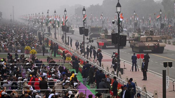 Зрители наблюдают за 74-м парадом в честь Дня Республики Индии в Нью-Дели, Индия - اسپوتنیک افغانستان  
