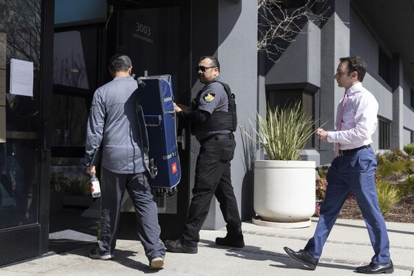 ایگور فایرمارک، سمت راست، از شرکت بیمه سپرده فدرال در حال ورود به دفتر مرکزی بانک سیلیکون ولی در سانتا کلارا، کالیفرنیا. - اسپوتنیک افغانستان  