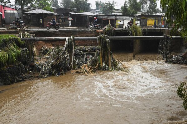 رودخانه ای با جریان سریع در بلانتایر، مالاوی، سه شنبه، 14 مارچ 2023.طوفان سنگین فردی که هم اکنون جنوب آفریقا را درنوردیده است، از زمانی که شنبه شب برای دومین بار این قاره را درنوردید، بیش از 50 نفر را در مالاوی و موزامبیک کشته است. - اسپوتنیک افغانستان  