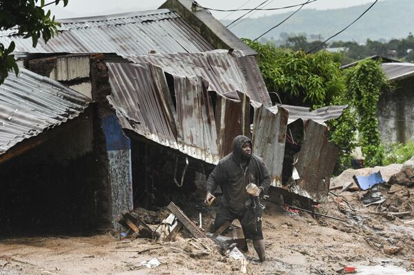 مردی بیرون از خانه آسیب دیده خود در بلانتایر، مالاوی، ایستاده است.مقامات هر دو کشور تایید کرده اند که طوفان بی امان که در حال حاضر جنوب آفریقا را درنوردیده است، از زمانی که شنبه شب برای دومین بار این قاره را درنوردید، بیش از 50 نفر را در مالاوی و موزامبیک کشته است. - اسپوتنیک افغانستان  