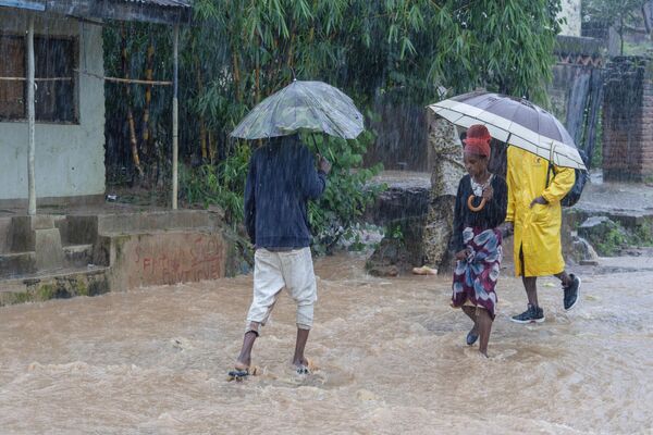 مردم محل در 14 مارچ 2023 در خیابانی در بلانتایر قدم می زنند، به دنبال باران های شدید پس از ریزش طوفان فردی.مقامات در 13 مارچ 2023 گفتند طوفان فردی با بادهای شدید و باران سیل آسا بیش از 100 نفر را در مالاوی و موزامبیک در بازگشت به سرزمین اصلی آفریقای جنوبی کشته است.فردی که در مسیر تبدیل شدن به طولانی‌ترین طوفان ثبت شده قرار دارد، در آخر هفته برای دومین بار طی چند هفته از جنوب آفریقا عبور کرد و پس از اولین بار در اواخر فبروری بازگشت. - اسپوتنیک افغانستان  