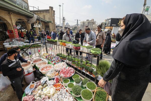 مردم در پیش از جشن سال نو نوروز، از بازاری در تهران خرید می کنند. - اسپوتنیک افغانستان  