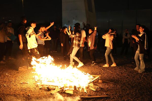 ایرانیان در جشن چهارشنبه سوری  دور آتش می رقصند. - اسپوتنیک افغانستان  