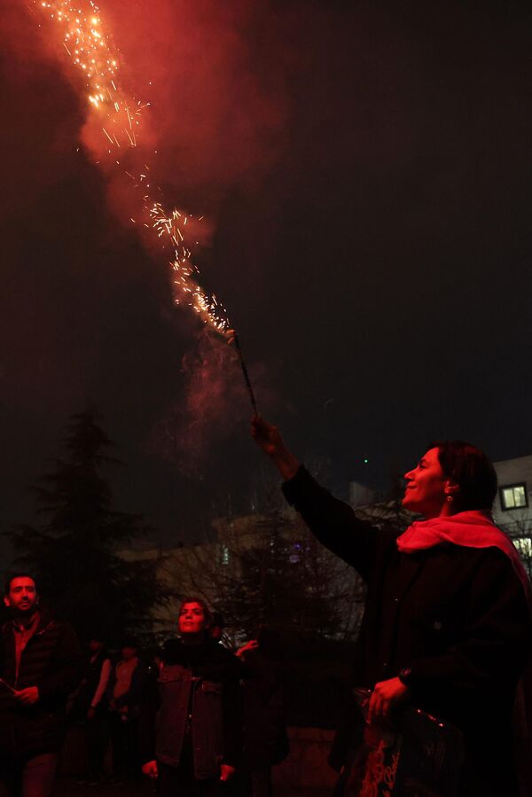 یک ایرانی در جشن چهارشنبه سوری در پارکی آتش بازی می کند. - اسپوتنیک افغانستان  