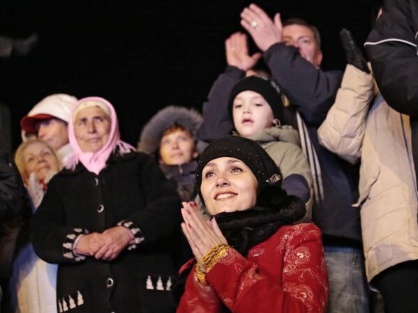 ساکنان سیمفروپل در کنسرت &quot;کریمه-بهار&quot; که در میدان لنین در مرکز شهر برگزار می شود و منتظر اعلام نتایج انتخابات در مورد وضعیت کریمه هستند. - اسپوتنیک افغانستان  