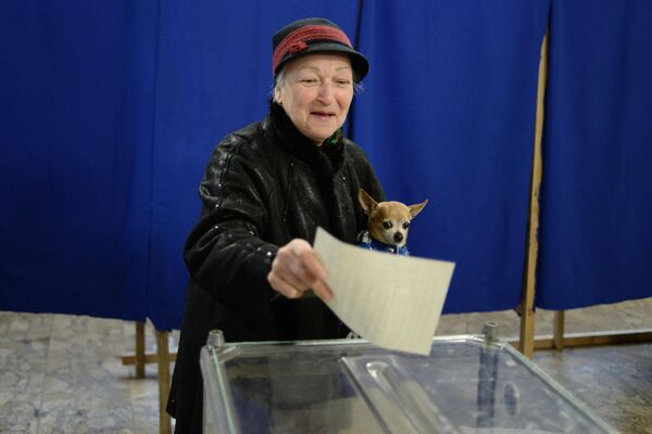 رای گیری در انتخابات در مورد وضعیت کریمه در یکی از مراکز رای گیری در سواستوپل. - اسپوتنیک افغانستان  
