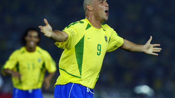 Ronaldo comemora depois de marcar o segundo gol brasileiro em 30 de junho de 2002, durante a final Alemanha/Brasil na Copa do Mundo de 2002. O Brasil conquistou seu quinto título, batendo a Alemanha por 2x0. - اسپوتنیک افغانستان  