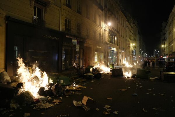 زباله ها توسط معترضان پس از تظاهرات در نزدیکی میدان کنکورد، در پاریس به آتش کشیده شد. - اسپوتنیک افغانستان  