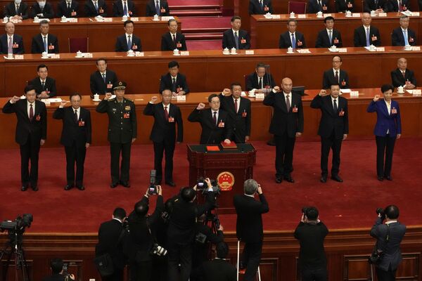 مقامات جدید منتخب در جلسه کنگره ملی خلق چین در تالار بزرگ مردم در پکن، یکشنبه، 12 مارس 2023 سوگند یاد کردند. - اسپوتنیک افغانستان  
