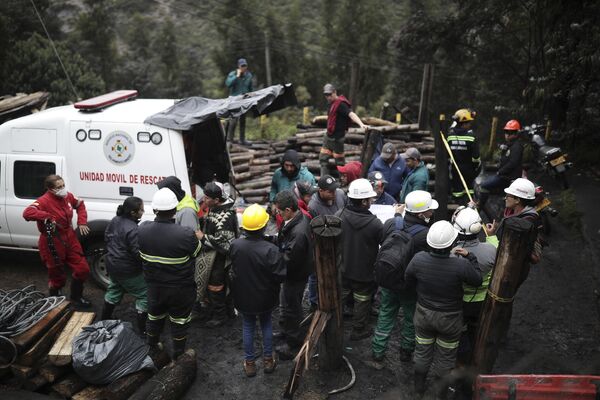 نیروهای امداد پس از انفجار در معدن زغال سنگ که به گفته مقامات دست کم 11 نفر را در Sutatausa، بخش Cundinamarca، کلمبیا کشت، تجمع کردند. - اسپوتنیک افغانستان  
