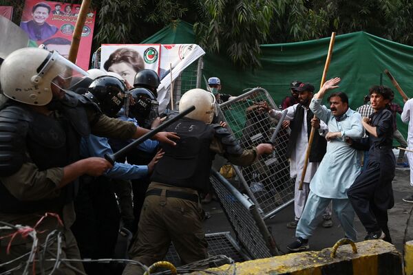 حامیان نخست وزیر سابق عمران خان و پلیس ضد شورش در بیرون خانه خان برای جلوگیری از دستگیری او توسط افسران در لاهور درگیری شدند. - اسپوتنیک افغانستان  