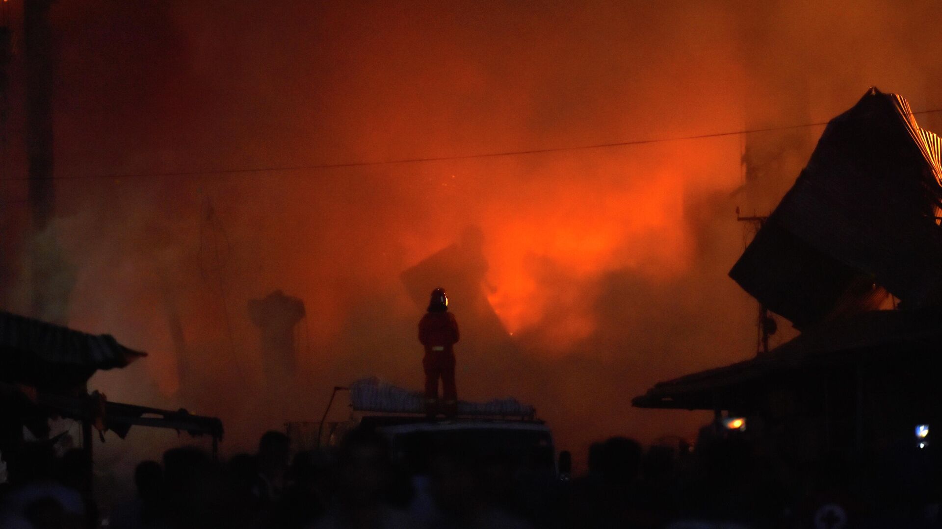 Тушение пожара продолжается в вечернее время на месте разрушенного взрывом торгового центра Сурмалу в Ереване - اسپوتنیک افغانستان  , 1920, 17.03.2023