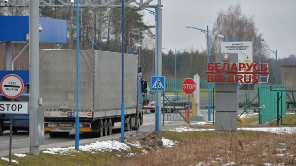 Автомобили на пересечении белорусско-литовской границы в пункте пропуска Бенякони - اسپوتنیک افغانستان  