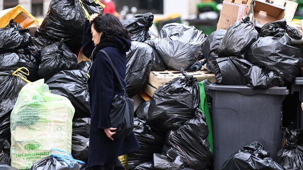 Горы мусора на улицах Парижа, Франция - اسپوتنیک افغانستان  