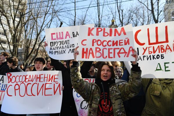 اشتراک کنندگان در تظاهرات &quot;کریمه با روسیه برای همیشه&quot; در کنار سفارت بریتانیا در مسکو با پوستر ایستاده اند. این تظاهرات در سفارتخانه های 20 کشور که به اوکراین سلاح می دهند برگزار می شد. - اسپوتنیک افغانستان  