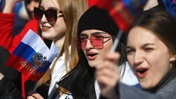 Люди на концерте, посвященном празднованию 9-й годовщины воссоединения Крыма с Россией, в Центральном парке в Новосибирске - اسپوتنیک افغانستان  