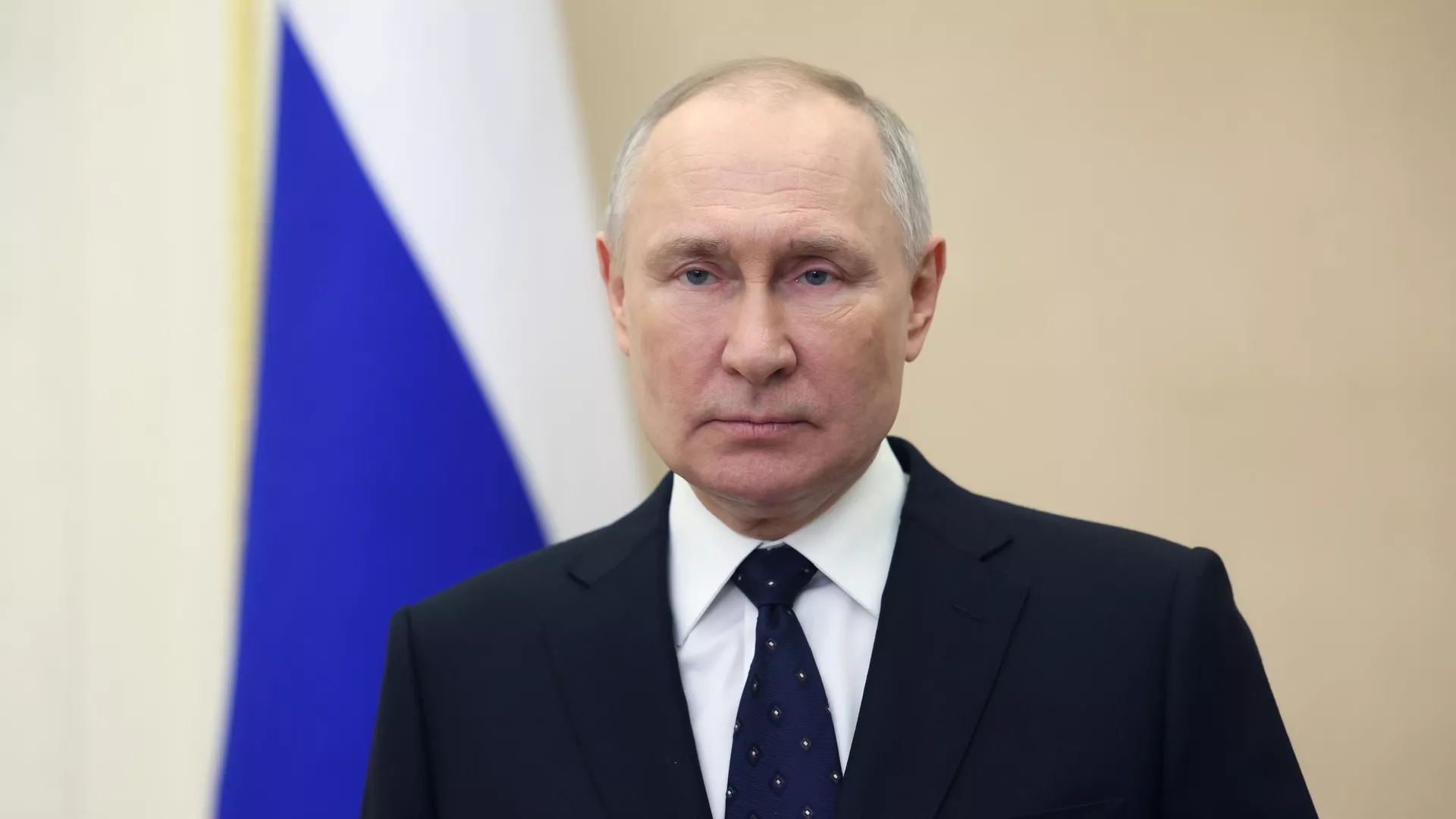 Президент РФ Владимир Путин во время поздравления граждан России с Днем защитника Отечества
