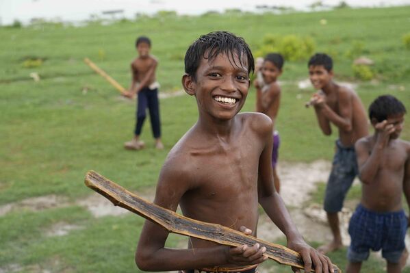 کودکان در حالی که باران می بارد در سواحل رودخانه گنگ، در پرایاگراج، در شمال ایالت اوتار پرادش هند بازی می کنند.پارایاگراج، در محل تلاقی رودخانه‌های گنگ، یامونا و ساراسواتی افسانه‌ای، یکی از مراکز مهم هندوئیسم است. - اسپوتنیک افغانستان  
