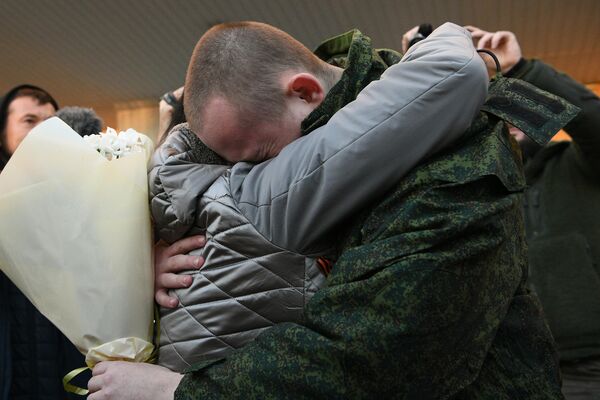 یک سرباز در جریان دیدار با بستگان خود در آموروسیوکا از اسارت اوکراین آزاد شد. - اسپوتنیک افغانستان  