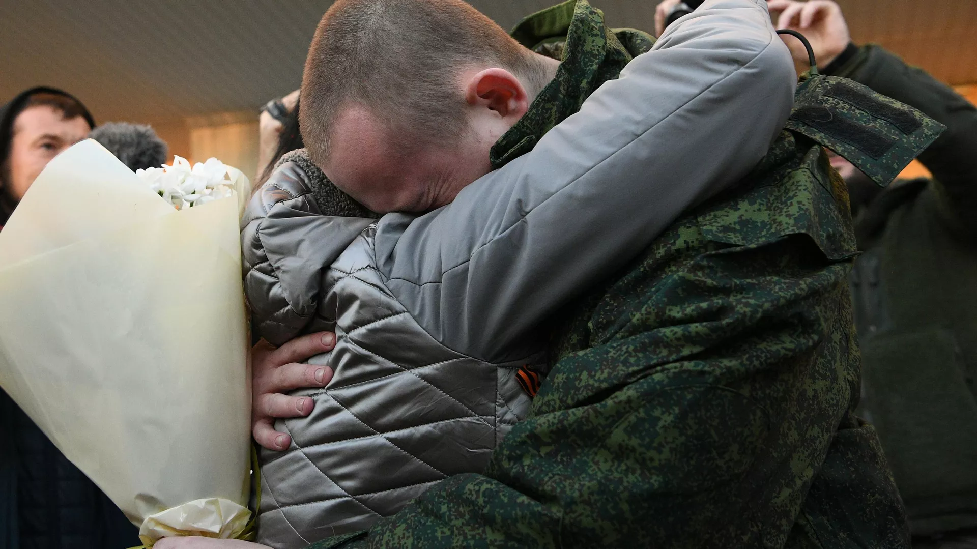 Военнослужащий, освобожденный из украинского плена, во время встречи со своими близкими в Амвросиевке