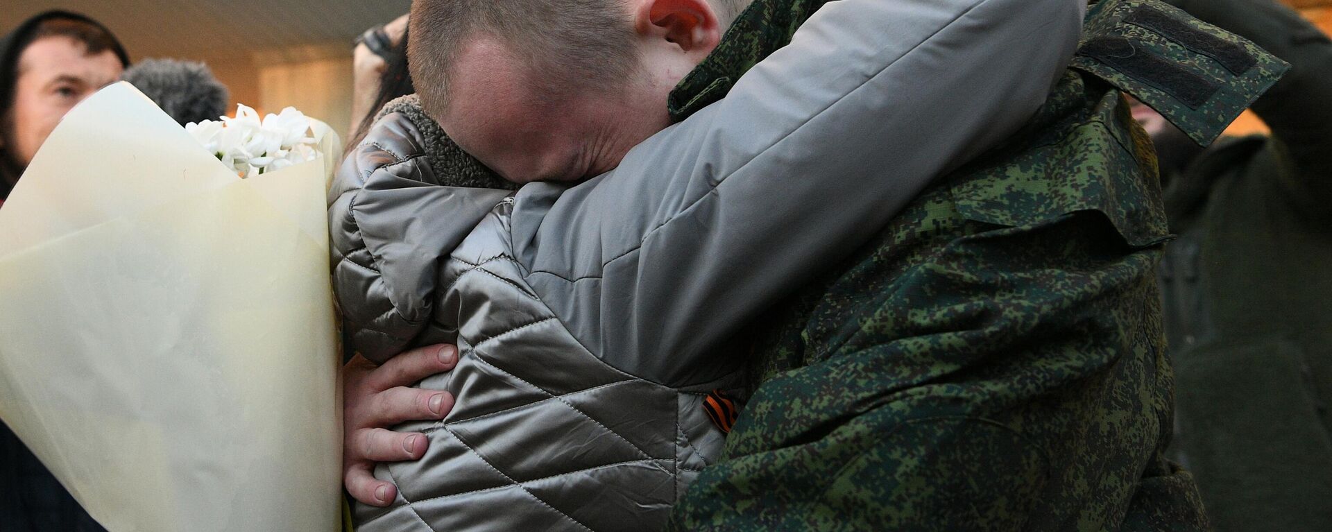 Военнослужащий, освобожденный из украинского плена, во время встречи со своими близкими в Амвросиевке - اسپوتنیک افغانستان  , 1920, 06.07.2023