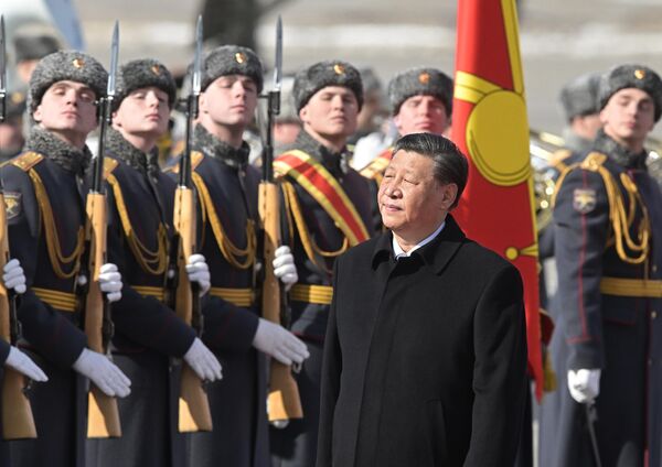 شی جین پینگ، رئیس جمهور چین که برای یک سفر دولتی وارد مسکو شد، در مراسم استقبال در میدان هوایی. - اسپوتنیک افغانستان  
