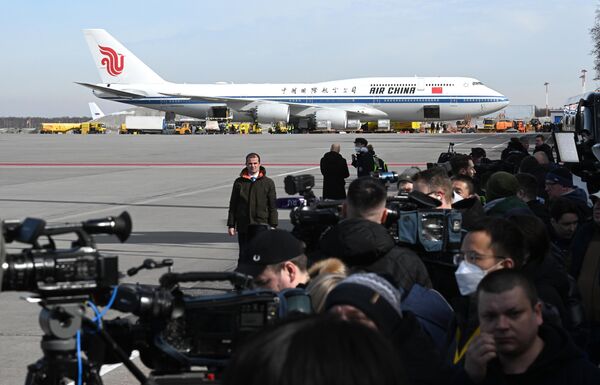 خبرنگاران در مراسم استقبال از شی جین پینگ، رئیس جمهور چین که برای یک سفر دولتی وارد مسکو شد، در میدان هوایی وونوکووا-2 - اسپوتنیک افغانستان  