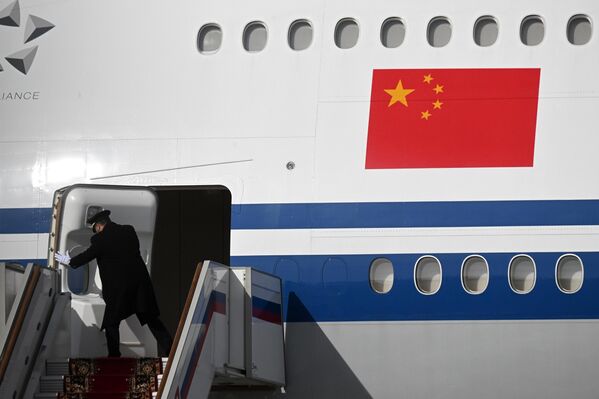 هواپیمای بوئینگ 747-89L با رئیس جمهور چین شی جین پینگ که در یک سفر دولتی وارد مسکو شد. - اسپوتنیک افغانستان  