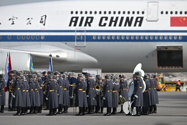 گروه گارد تشریفات قبل از مراسم استقبال از شی جین پینگ رئیس جمهور چین که برای یک سفر دولتی وارد مسکو شد در میدان هوایی وونوکووا-2. - اسپوتنیک افغانستان  