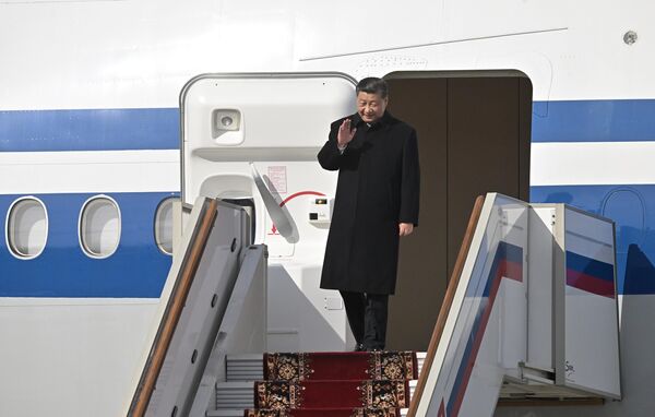 شی جین پینگ، رئیس جمهور چین که برای یک سفر دولتی وارد مسکو شد، در مراسم استقبال در میدان هوایی - اسپوتنیک افغانستان  