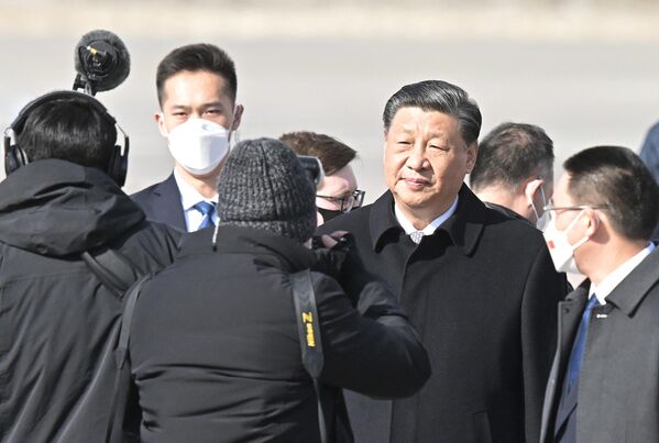 شی جین پینگ، رئیس جمهور چین که برای یک سفر دولتی وارد مسکو شد، در مراسم استقبال در میدان هوایی - اسپوتنیک افغانستان  