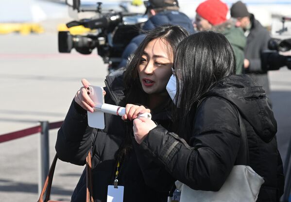 خبرنگاران در مراسم استقبال از شی جین پینگ رئیس جمهور چین که برای یک سفر دولتی وارد مسکو شد، در میدان هوایی وونوکووا-2 - اسپوتنیک افغانستان  