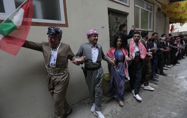 کرد های عراقی نووروز سال نو فارسی را در شهر عقره در منطقه مستقل کردستان شمالی عراق در 20 مارس 2023 جشن می گیرند. - اسپوتنیک افغانستان  