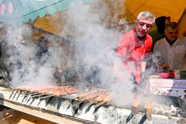 پختن کباب در جشن نوروز در شهر باکو. نوروز یک جشن عامیانه باستانی است که بر اساس تقویم نجومی خورشیدی نماد آغاز بهار و سال نو است. - اسپوتنیک افغانستان  