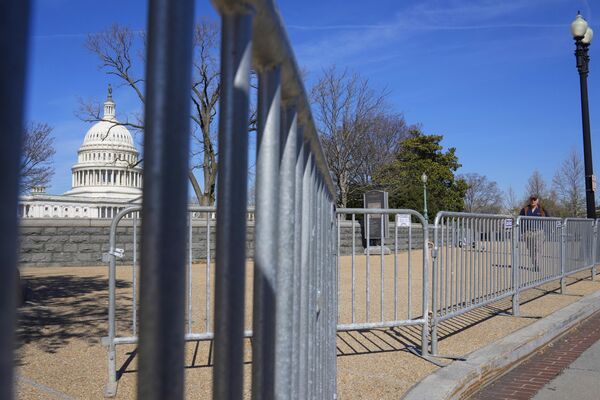 حصارهای امنیتی نصب شده در اطراف ساختمان کنگره ایالات متحده.21 مارچ 2023، در واشنگتن. - اسپوتنیک افغانستان  