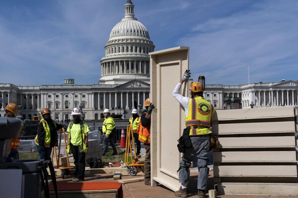 کارگران در ضلع شرقی کاپیتول در واشنگتن، سه شنبه، 21 مارچ 2023، پانل های امنیتی می سازند. - اسپوتنیک افغانستان  