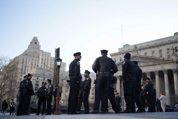 افسران پلیس نیویورک منتظر دستور العمل ها در اطراف دادگاهسه شنبه، 21 مارچ 2023، در نیویورک. - اسپوتنیک افغانستان  