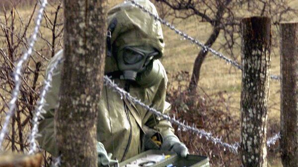 Cолдат югославской армии измеряет радиоактивность в зоне бомбардировки, Прешево, Сербия - اسپوتنیک افغانستان  