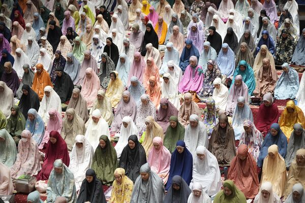 مسلمانان اندونزی به مناسبت اولین شب ماه مبارک رمضان در مسجد استقلال در جاکارتا، اندونزی، نماز عصری به نام &quot;تراویح&quot; به جا می آورند.میلیون ها مسلمان در اندونزی در حال آماده شدن برای جشن گرفتن ماه مبارک رمضان هستند از روز پنجشنبه با سنت ها و مراسم در سراسر پرجمعیت ترین کشور مسلمان جهان در حالیکه با افزایش قیمت مواد غذایی روبرو هستند آغاز شود.چهارشنبه، 22 مارچ 2023(عکس آسوشیتدپرس/احمد ابراهیم) - اسپوتنیک افغانستان  