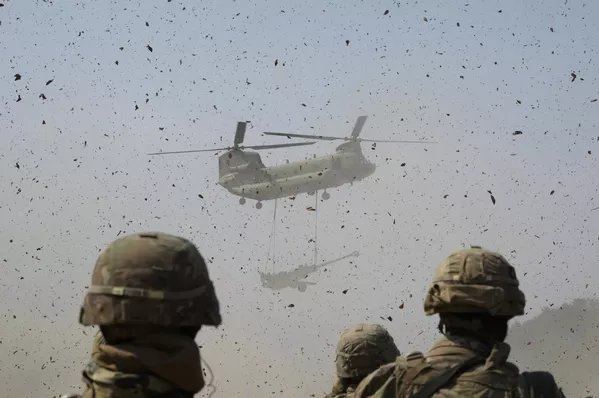 یک هلیکوپتر شینوک CH-47 ارتش ایالات متحده یک هویتزر M777 را در طی یک مانور نظامی مشترک بین کوریای جنوبی و ایالات متحده در مجتمع آتش زنده رودریگز در پوچئون، کوریای جنوبی منتقل می کند.همسایگانش گفتند که کوریای شمالی روز یکشنبه یک راکت بالستیک کوتاه برد به سمت دریا پرتاب کرد و در پاسخ به تمرینات نظامی آمریکا و کوریای جنوبی که به عنوان تمرین تهاجم تلقی می شود، فعالیت های آزمایشی را تشدید کرد.یکشنبه 19 مارچ 2023. یک هلیکوپتر شینوک CH-47 ارتش ایالات متحده یک هویتزر M777 را در طی یک مانور نظامی مشترک بین کوریای جنوبی و ایالات متحده در مجتمع آتش زنده رودریگز در پوچئون، کوریای جنوبی منتقل می کند.همسایگانش گفتند که کوریای شمالی روز یکشنبه یک راکت بالستیک کوتاه برد به سمت دریا پرتاب کرد و در پاسخ به تمرینات نظامی آمریکا و کوریای جنوبی که به عنوان تمرین تهاجم تلقی می شود، فعالیت های آزمایشی را تشدید کرد.یکشنبه 19 مارچ 2023. - اسپوتنیک افغانستان
