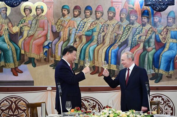 ولادیمیر پوتین، رئیس‌جمهور روسیه و شی جین پینگ، رئیس‌جمهور چین در یک پذیرایی کرملین مسکو.21 مارچ 2023. - اسپوتنیک افغانستان  