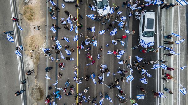 Израильтяне протестуют против планов правительства премьер-министра Биньямина Нетаньяху по капитальному  переустройству судебной системы  - اسپوتنیک افغانستان  