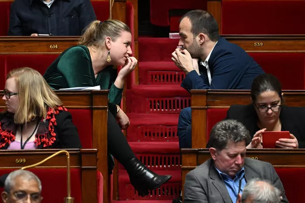 رئیس گروه پارلمانی حزب چپ فرانسه La France Insoumise (LFI)، رئیس ماتیلد پانوت (L) و عضو LFI مانوئل بومپارد (R) در جلسه پرسش از دولت در مجلس ملی فرانسه در پاریس، در 21 مارچ 2023 صحبت می کنند. رئیس گروه پارلمانی حزب چپ فرانسه La France Insoumise (LFI)، رئیس ماتیلد پانوت (L) و عضو LFI مانوئل بومپارد (R) در جلسه پرسش از دولت در مجلس ملی فرانسه در پاریس، در 21 مارچ 2023 صحبت می کنند. - اسپوتنیک افغانستان